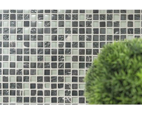 Mozaiková stěna s čtvercovými dlaždicemi