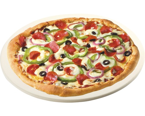 Pizza se salámem, paprikami, cibulí a olivami na pizza kameni