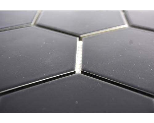 Detail šestiúhelníkových dlaždic se spárami