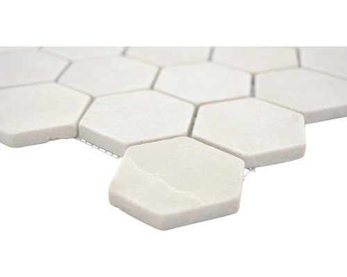 Šestiúhelníková mozaiková dlaždice z kamene na síti