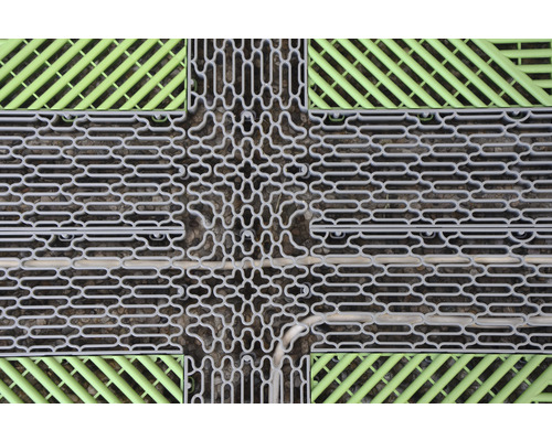 Detailní pohled na zaklapávací terasové dlaždice z plastu