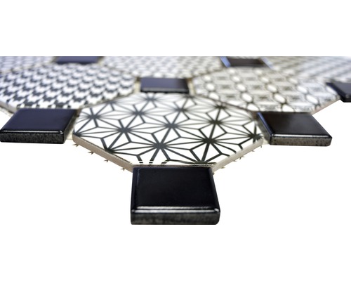 Mozaiková dlaždice s geometrickými vzory