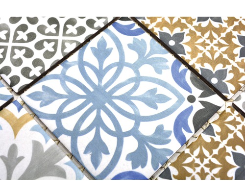 Vícebarevné dlaždice s ozdobným vzorem