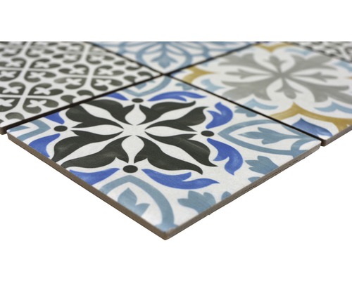 Dekorativní dlaždice s různými vzorovými designy.