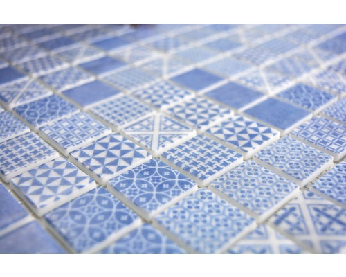 Mozaikové dlaždice s různými vzory pro design stěn a podlah