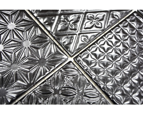 Čtyři zdobené dlaždice s různými vzory.