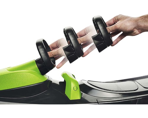 Detailní záběr sekačky na trávu s nastavením rukojeti