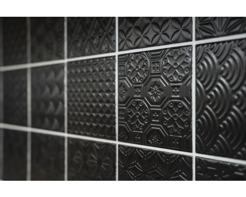 Detail černé dlaždice s různými vzory