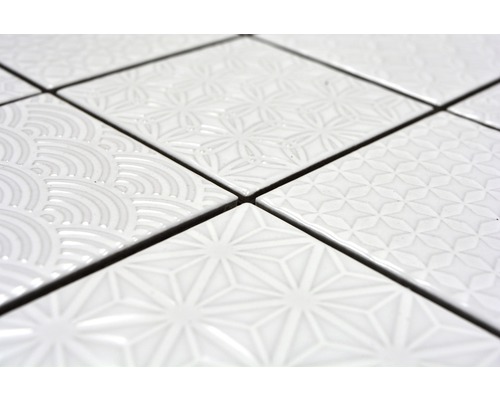 Detail bílých dlaždic s různými vzory