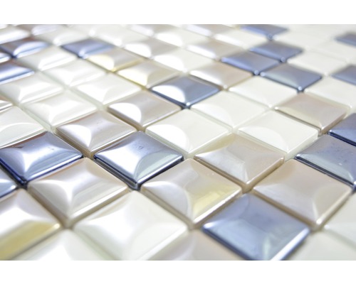 Detailní záběr mozaikových dlaždic se čtvercovým vzorem