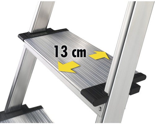 Detailní záběr stupně žebříku s uvedením rozměru 13 cm