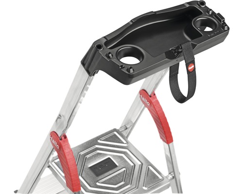 Detailní pohled na žebřík s odkládací miskou a držákem nářadí