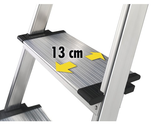 Detailní záběr hliníkového schůdku žebříku s uvedením šířky 13 centimetrů.