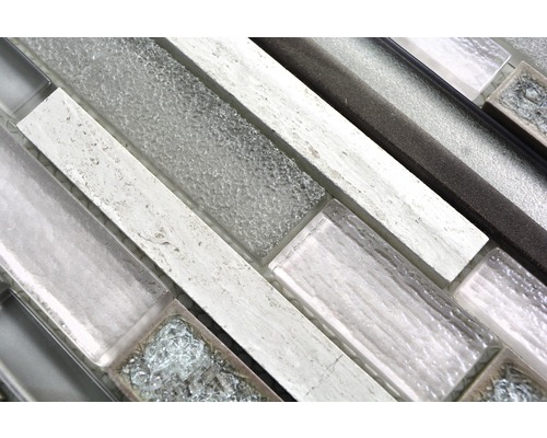 Detailní záběr mozaikových dlaždic se skleněnými a kamennými prvky