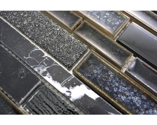 Mozaikové dlaždice v různých texturách, včetně mramoru a skla