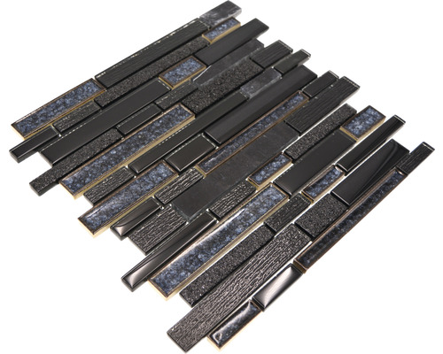 Mozaiková rohož s podlouhlými černými kameny v různých texturách