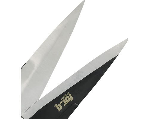 Detailní pohled na otevřené nůžky na živý plot