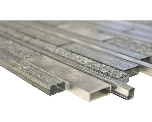 Mozaiková dlaždice z kamene, skla a kovu