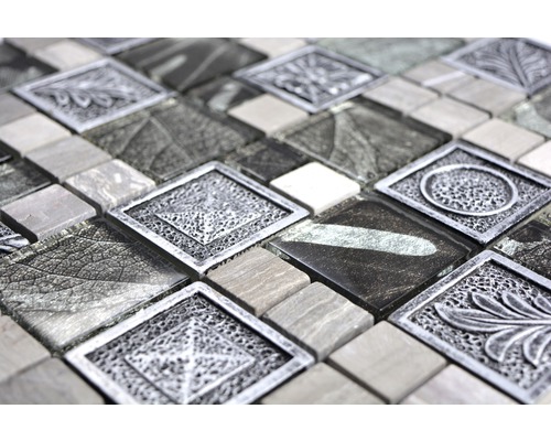 Mozaiková dlaždice se skleněnými a kamennými prvky