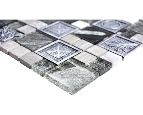 Mozaiková dlaždice se skleněnými, kamennými a kovovými prvky