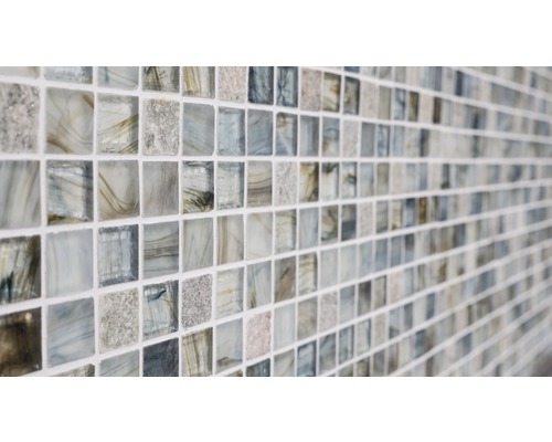 Detail mozaikové dlaždice se čtvercovými skleněnými dílky.