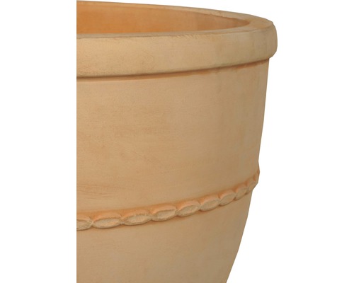 Detailní pohled na terakotový květináč s ozdobným okrajem