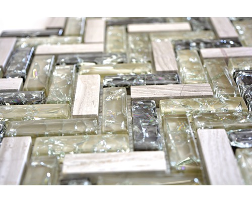 Mozaikové dlaždice ze skla a přírodního kamene ve vzoru rybí kosti