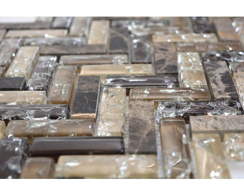 Mozaiková dlaždice se vzorem rybí kosti ze skla a mramoru