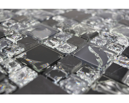 Detailní pohled na skleněné mozaikové dlaždice se čtvercovými tvary