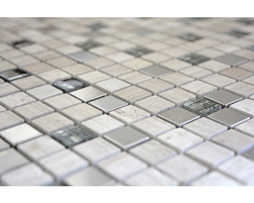 Detail čtvercových mozaikových dlaždic z mramoru, kovu a skla