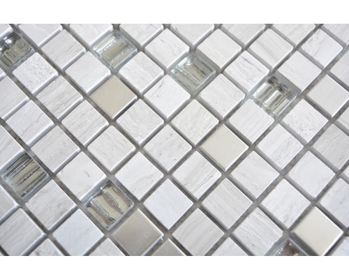 Detail čtvercových mozaikových dlaždic z mramoru a skla