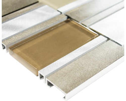 Detailní pohled na mozaikové dlaždice ze skla a kamene