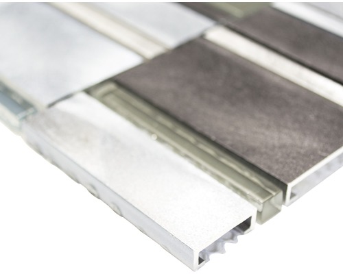 Detail mozaikové dlaždice se skleněnými a hliníkovými prvky