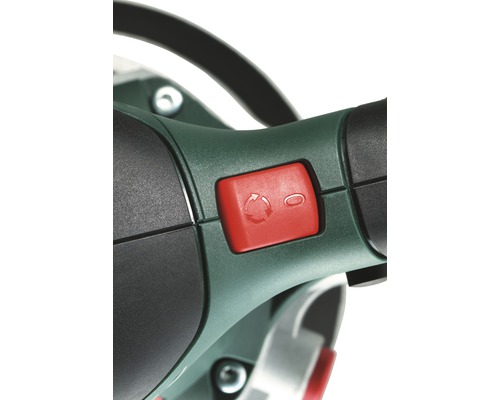 Detail červeného spínače nůžek na živý plot