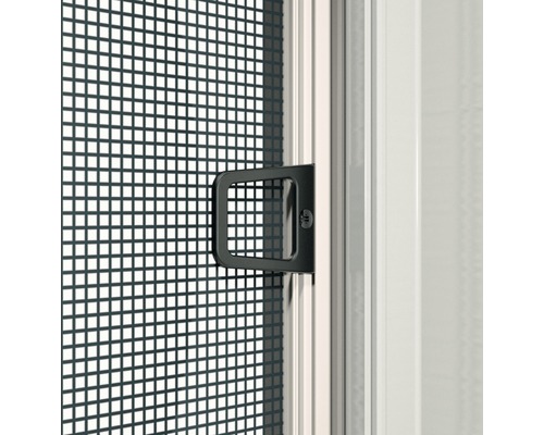 Detail dveří proti hmyzu s klikou a síťovinou