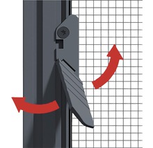 Detailní pohled na síť proti hmyzu s otočným mechanismem a šipkami znázorňujícími rotační pohyb.