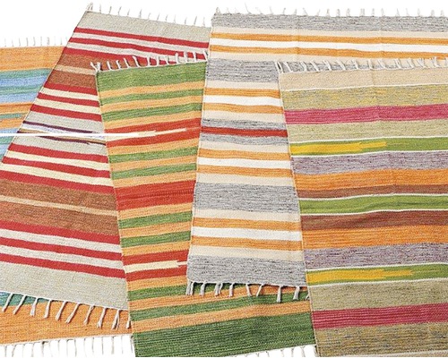 Různé pruhované koberce s třásněmi