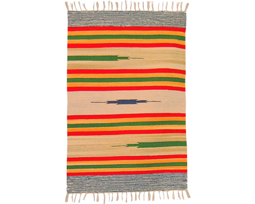 Koberec s pruhy a třásněmi