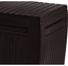 Detailní pohled na plastovou zahradní truhlu s žebrovaným povrchem.