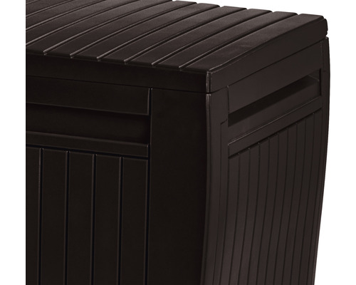 Detailní pohled na plastovou zahradní truhlu s žebrovaným povrchem.