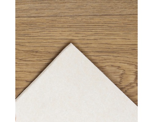 Keramická dlaždice na dřevěné podlaze