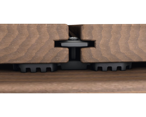 Detailní záběr terasového prkna s upevňovací sponou