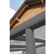 Detailní pohled na terasové zastřešení s dřevěným obkladem