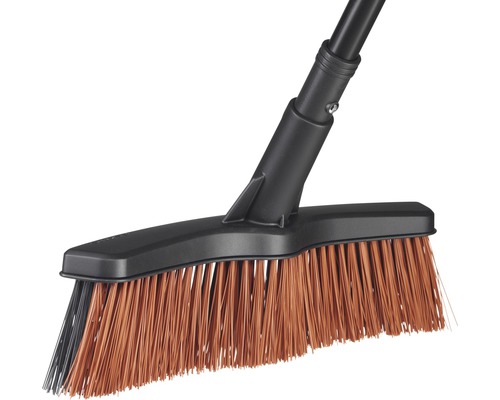 Smeták se štětinami a černou rukojetí