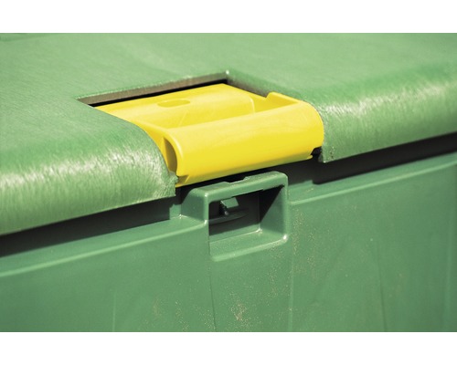 Detailní pohled na zelenou zahradní truhlu se žlutou rukojetí