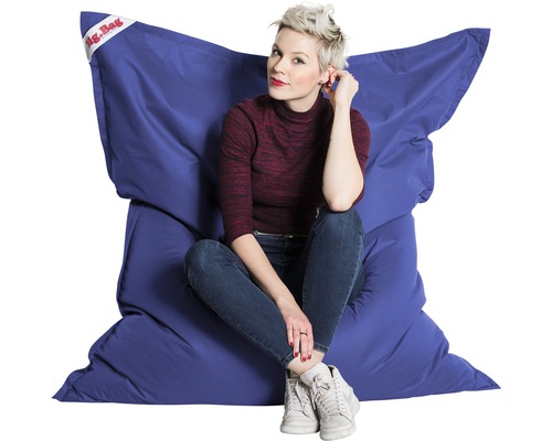 Žena sedí na modrém sedacím vaku Big Bag