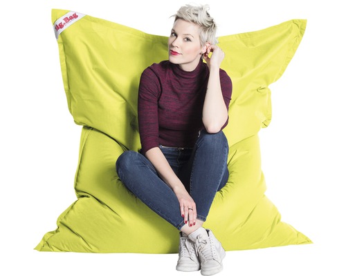 Žena sedí na sedacím vaku Big Bag