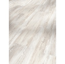 Detail světlé laminátové podlahy se vzhledem dřeva