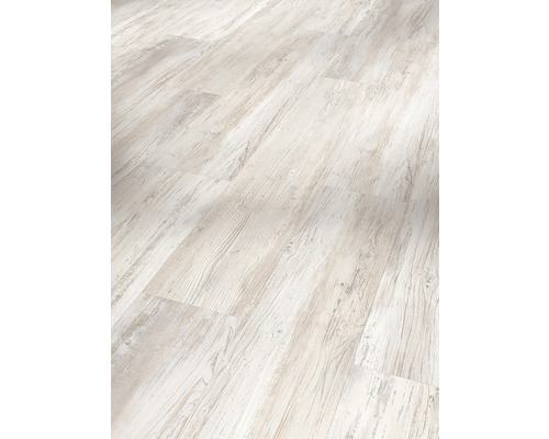 Detail světlé laminátové podlahy se vzhledem dřeva