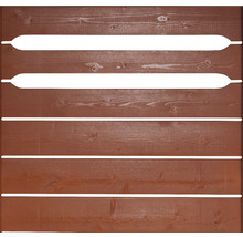 Dřevěný plot s vodorovnými deskami a mezerami